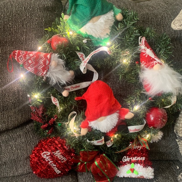 GNOME DIY HOLIDAY LIGHT UP WREATH - Picture 1 of 9